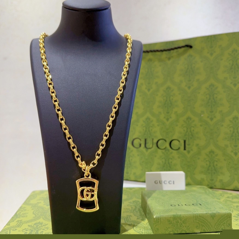 G*u*i necklaces